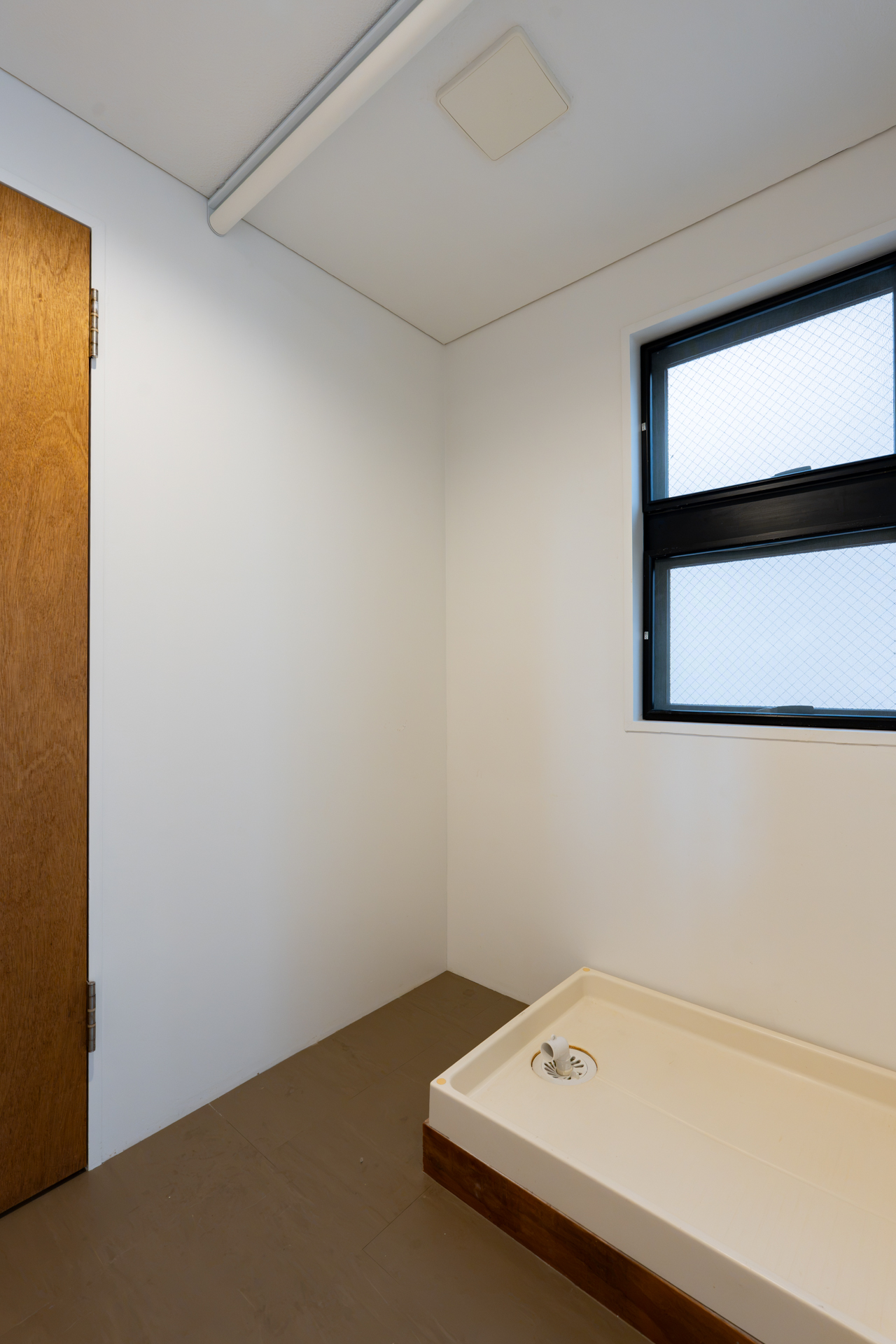 2階のトイレ手前に洗濯機置場