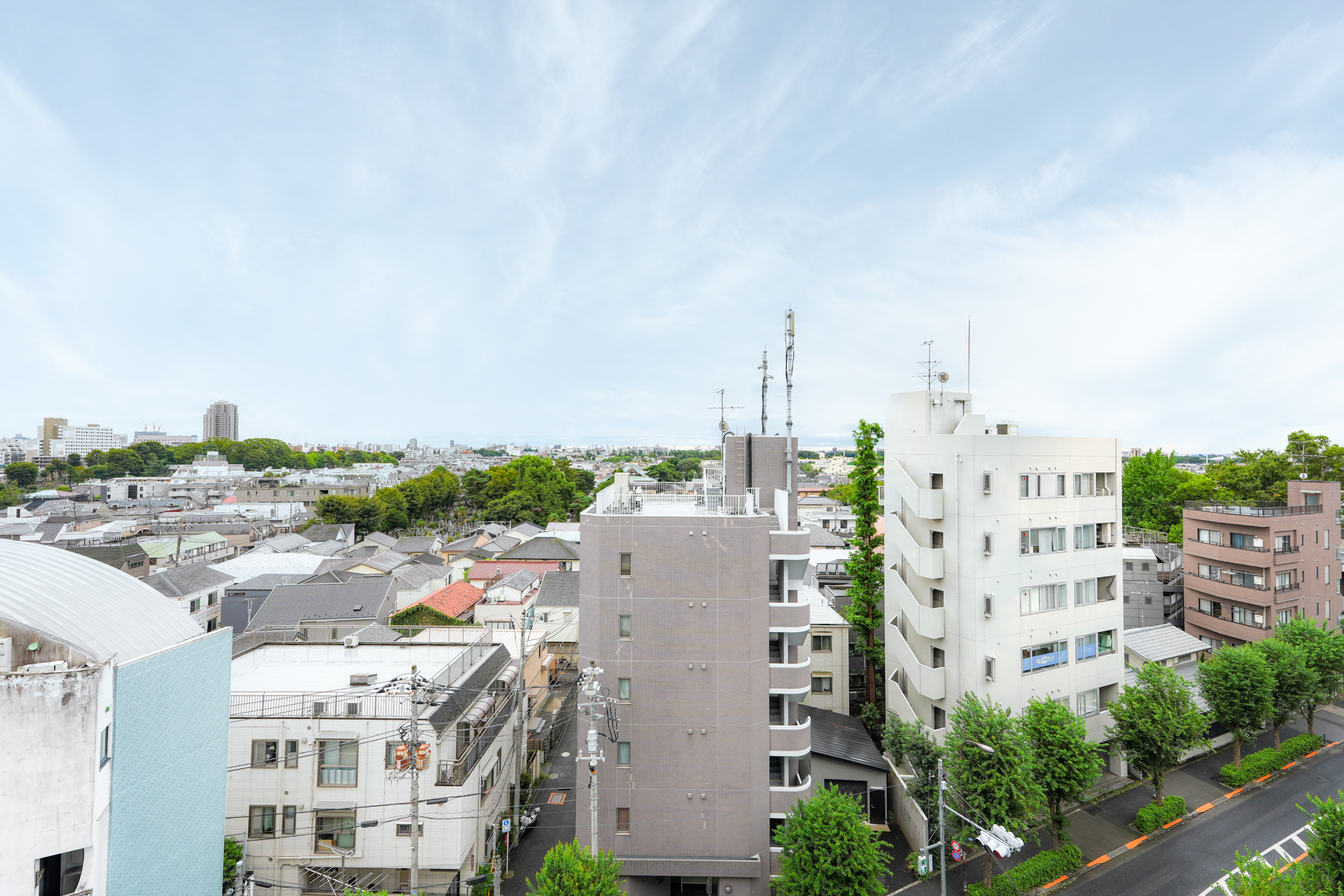 低層の住宅街を望む気持ちの良い眺望
