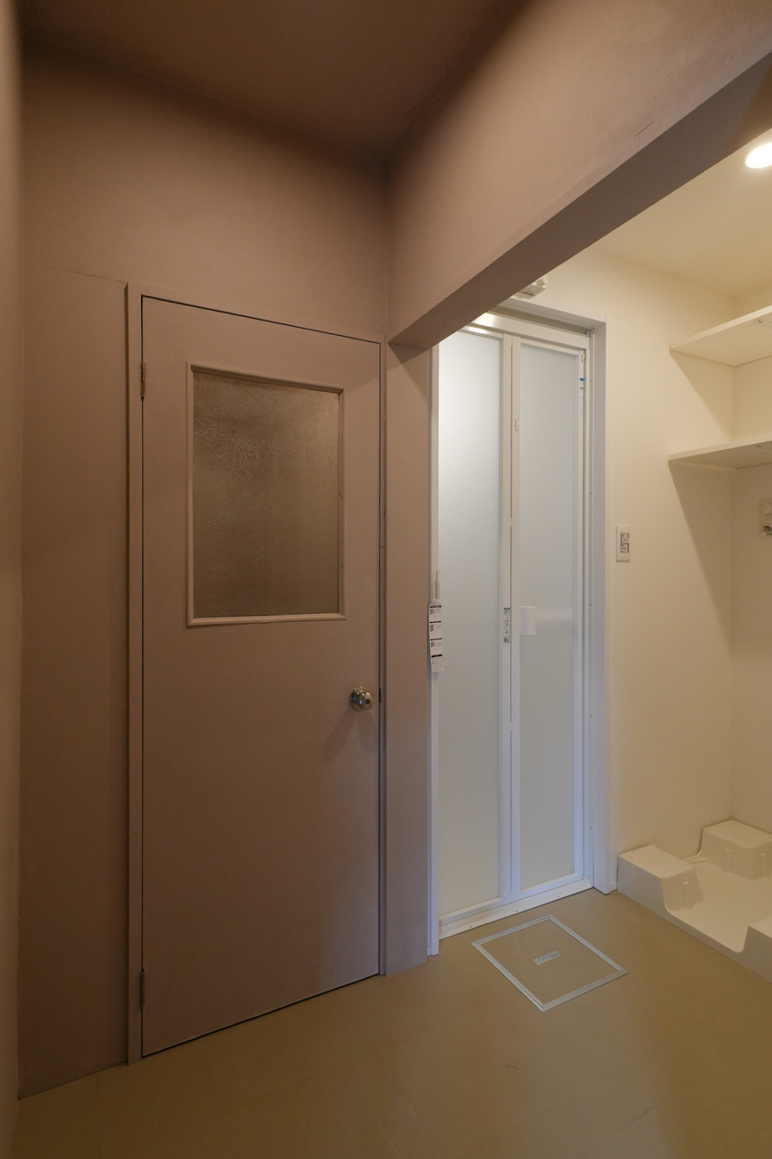 トイレのドアは色を塗っただけ
