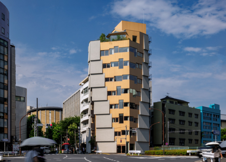斜めに切り取る五角形の建築