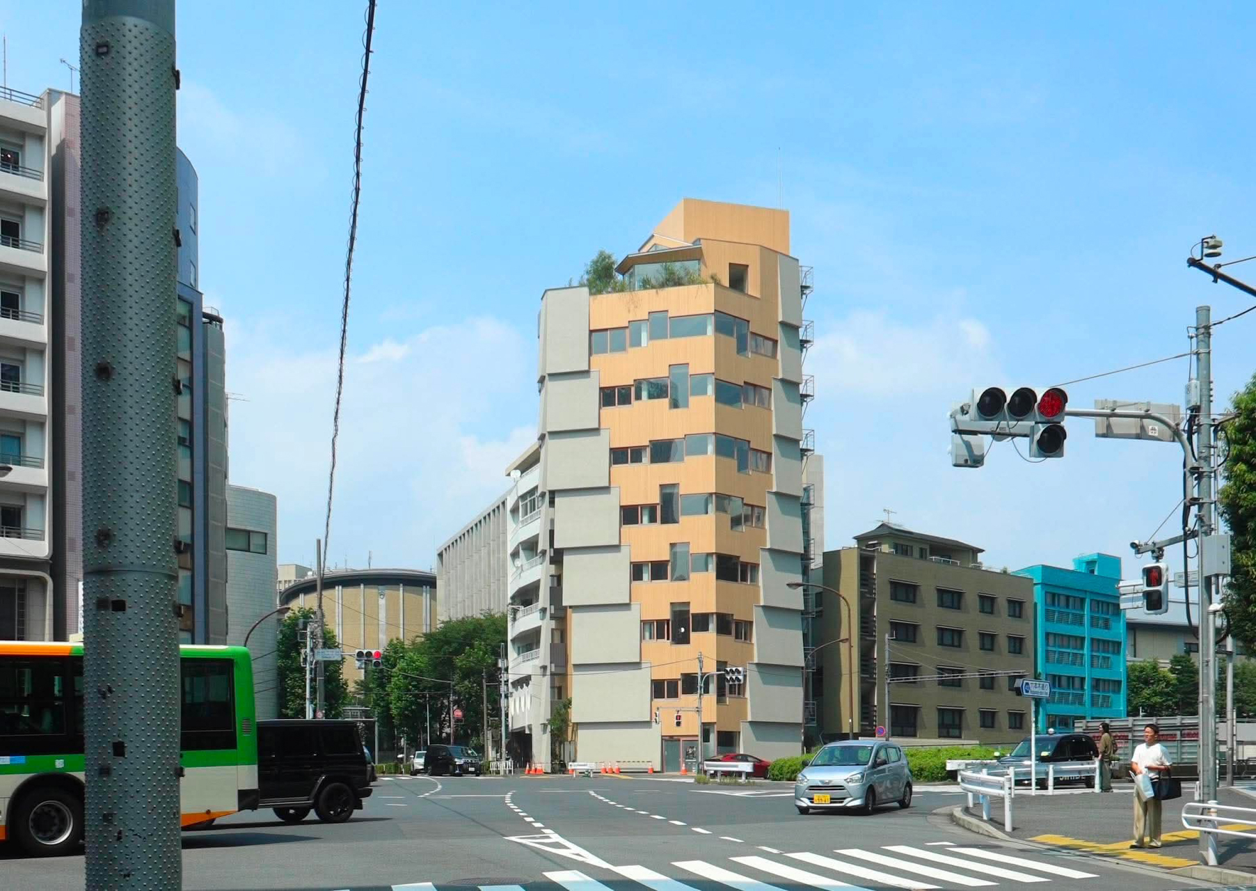 あそこで働いているんだよ、と言いたいビル。