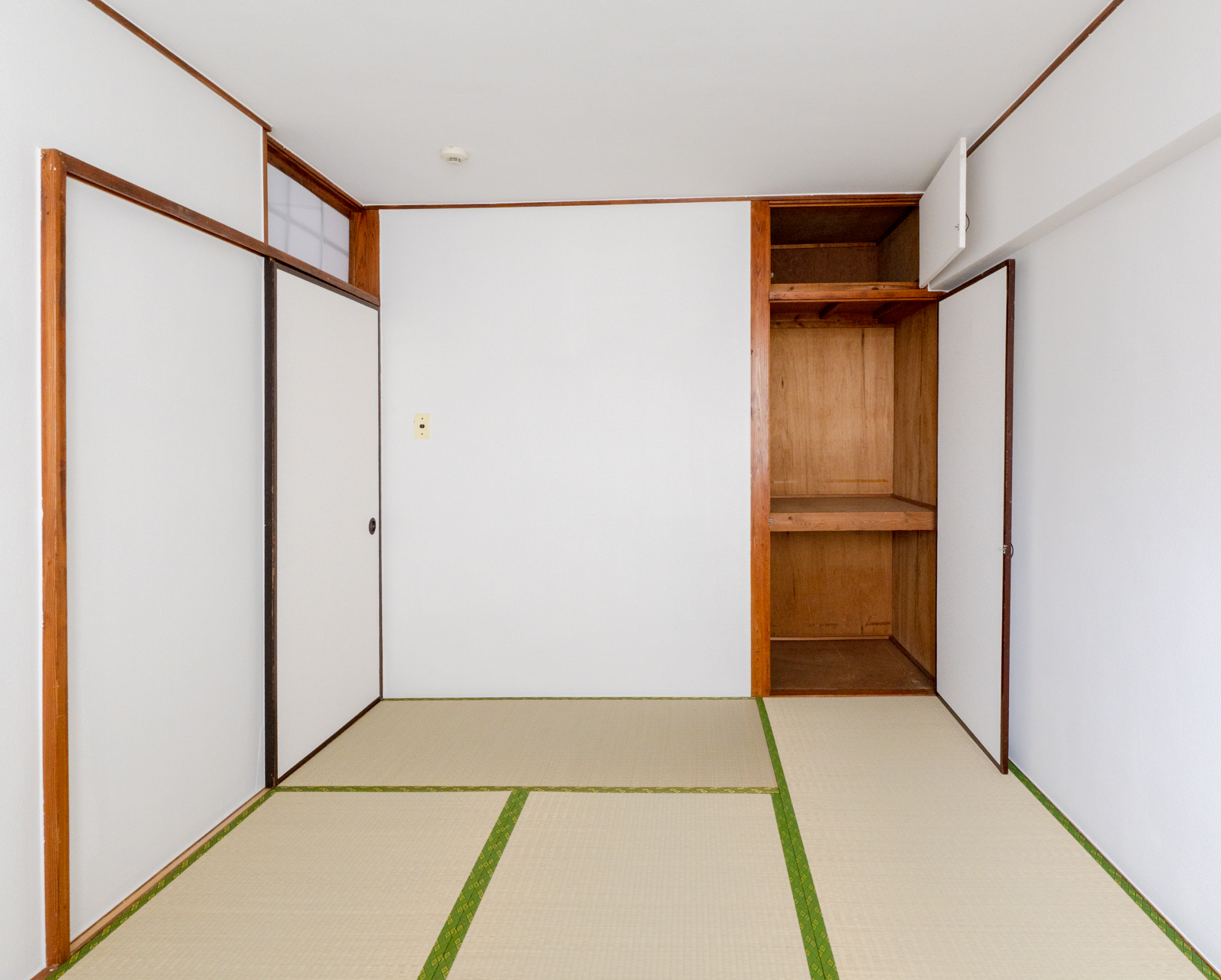 こちらも小さめですが収納あり
