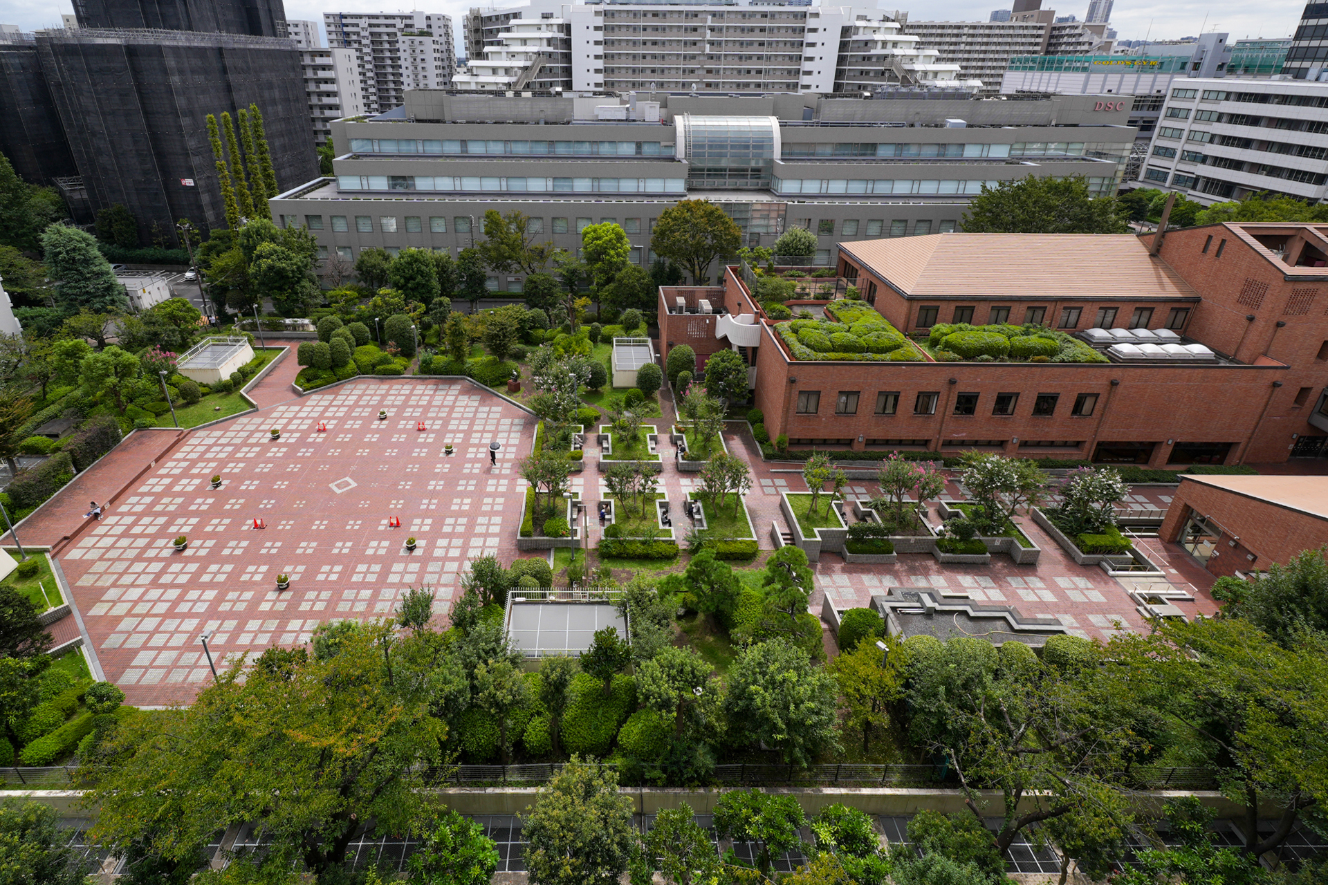 バルコニーから見下ろす（向かいには図書館と広場が）