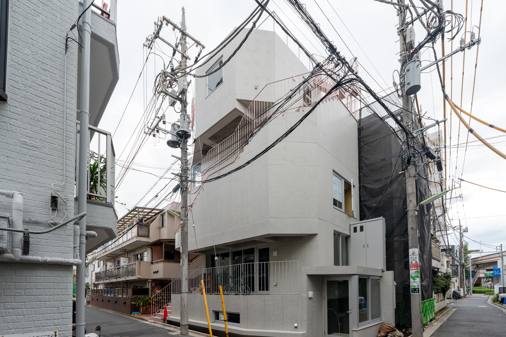 見る角度から形が変わる外観