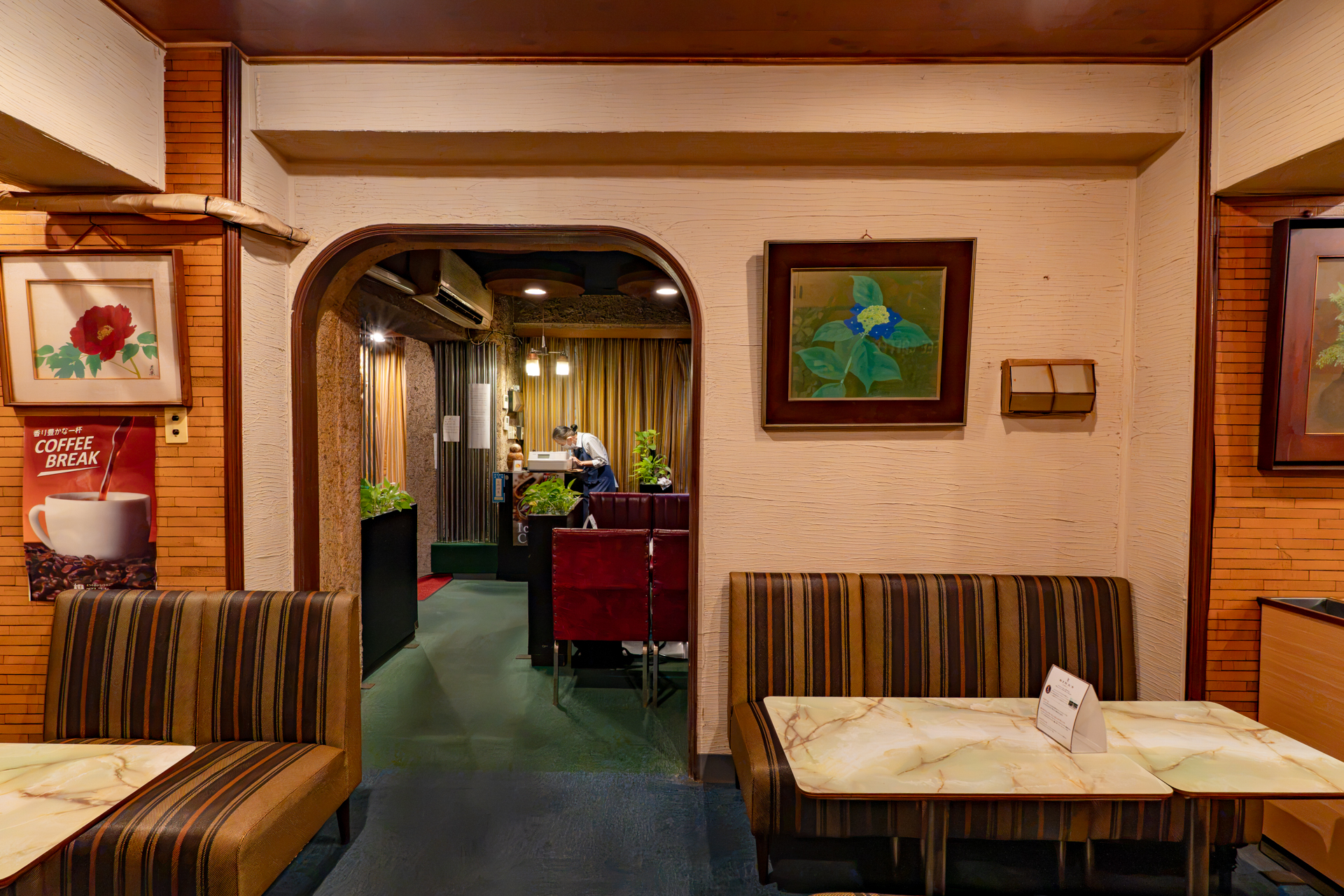 印象的なアーチの開口