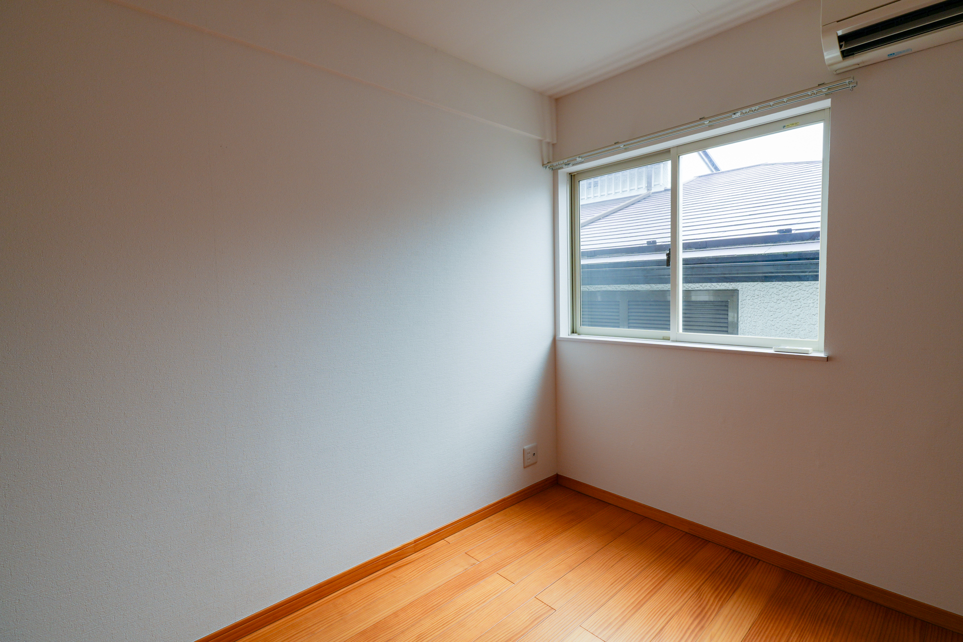 明るいのでお仕事部屋によさそう
