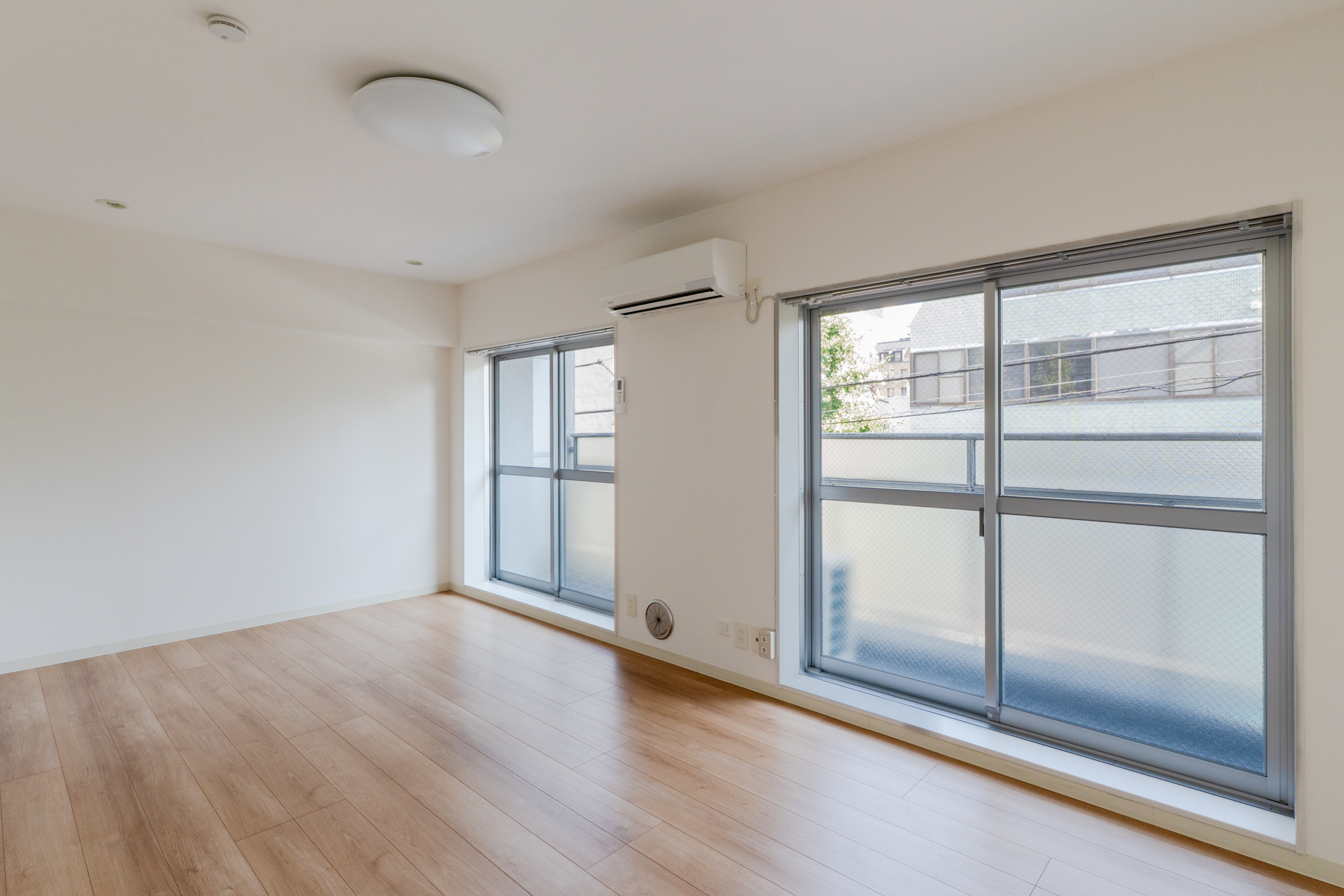 野沢通りに面した角部屋です