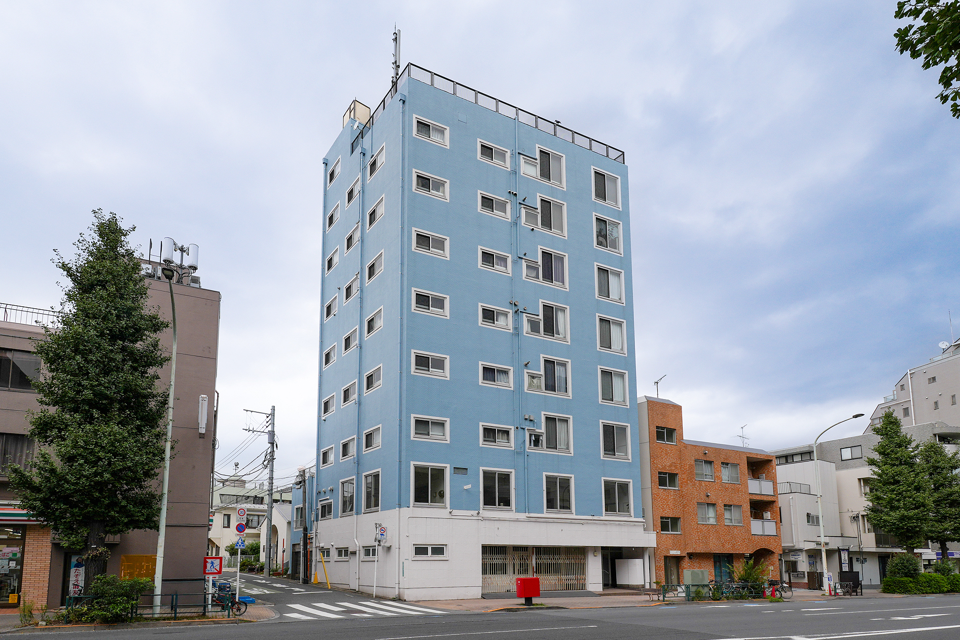 目黒通りの水色レトロ、角部屋