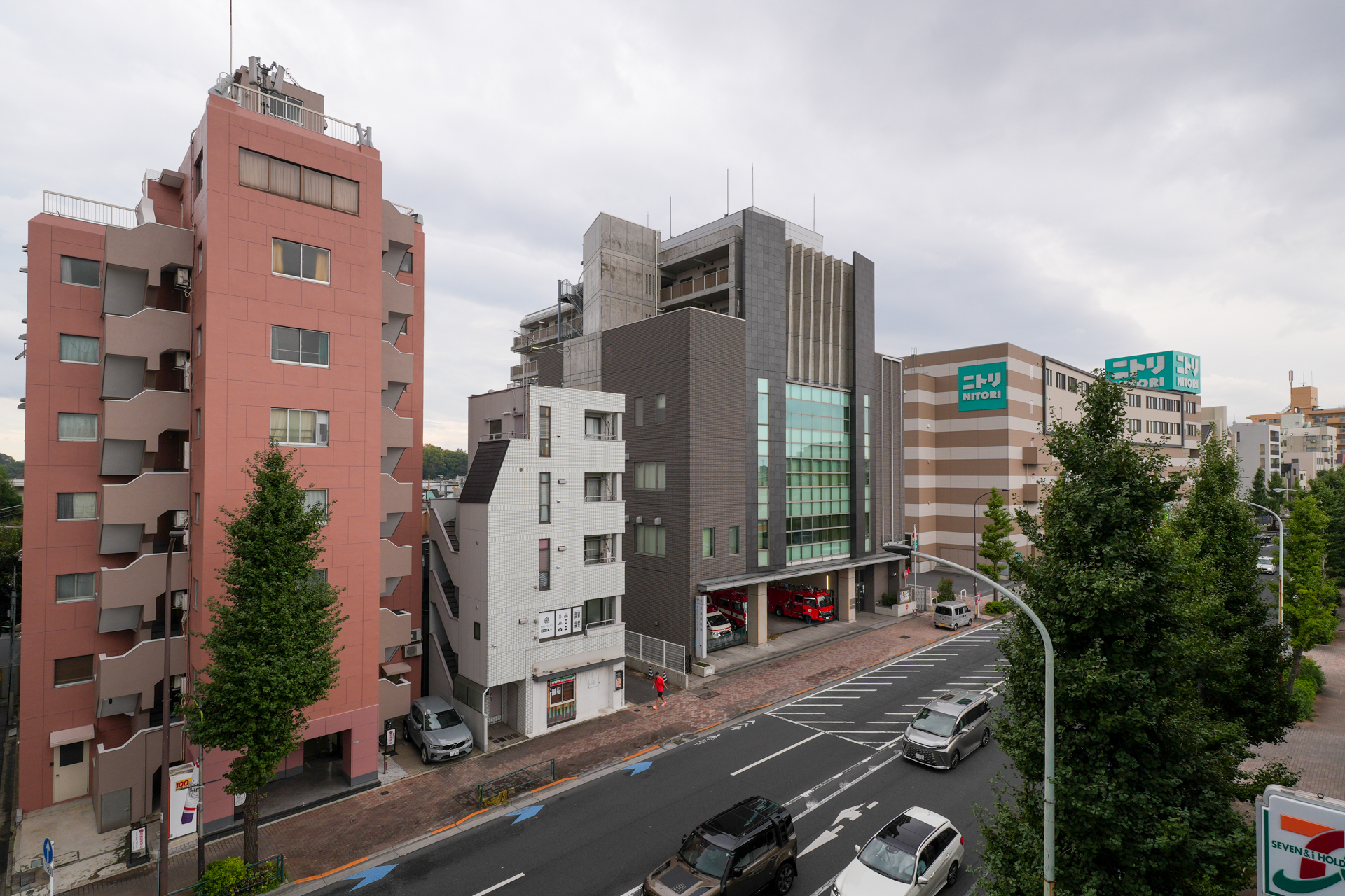 南向き、目黒通り沿いです