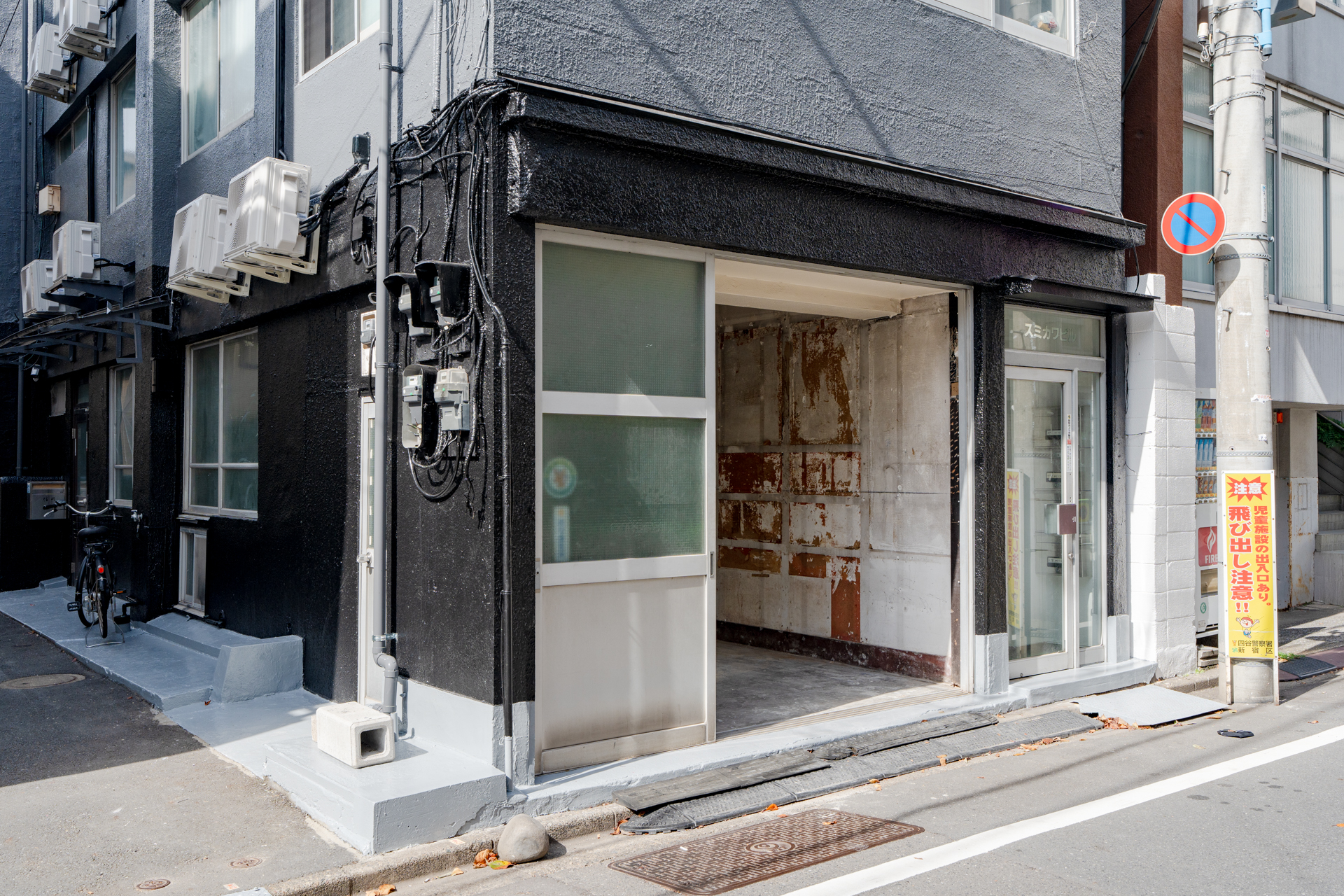 建物自体も黒塗装に生まれ変わり
