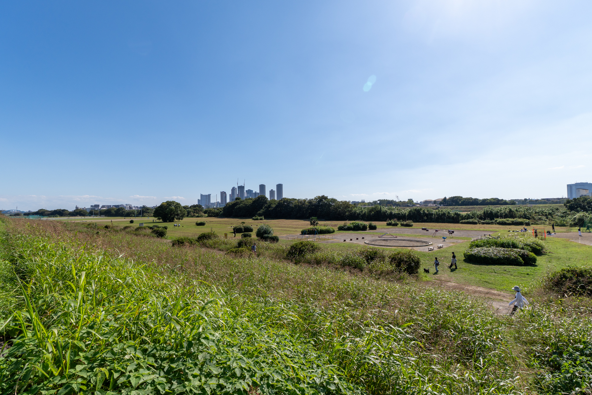 物件から歩いて3分で多摩川河川敷へ