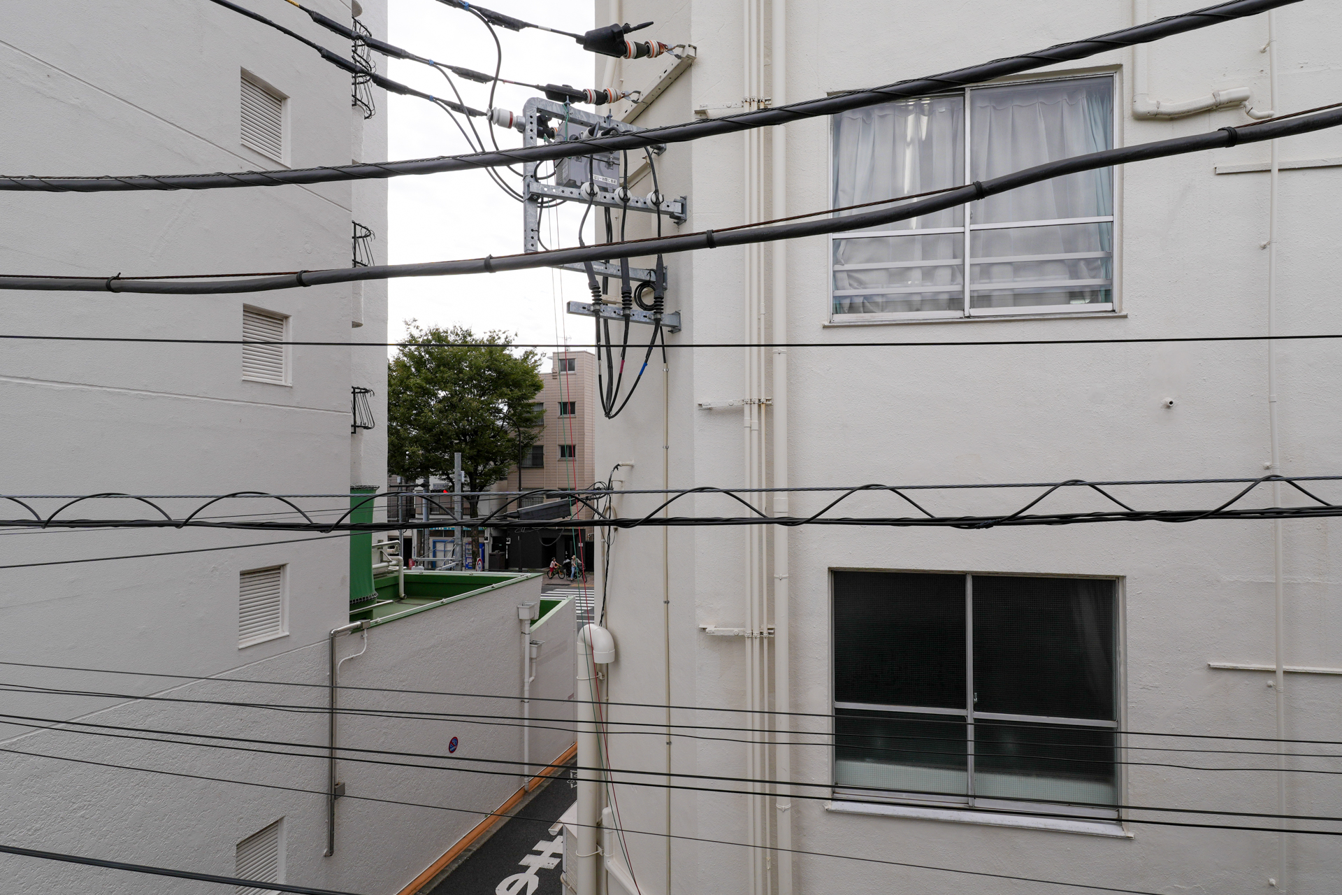 眺望（ビルとビルの間に環七がちらり）