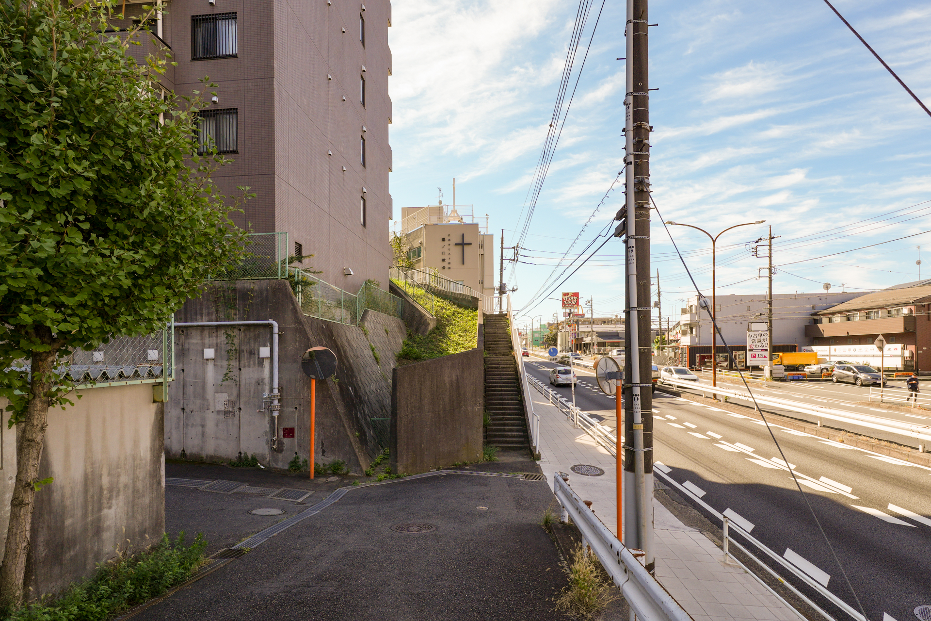 マンションの裏側は246号線