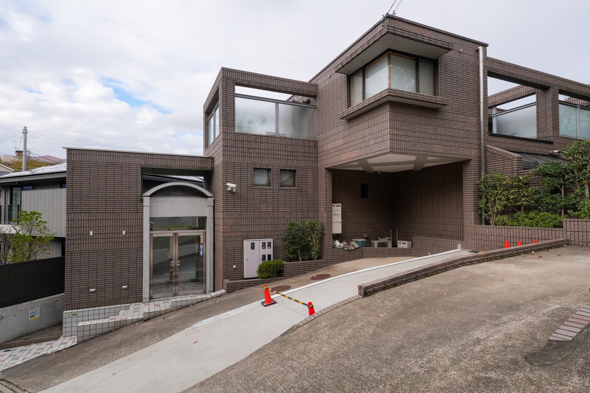 傾斜地に建っています