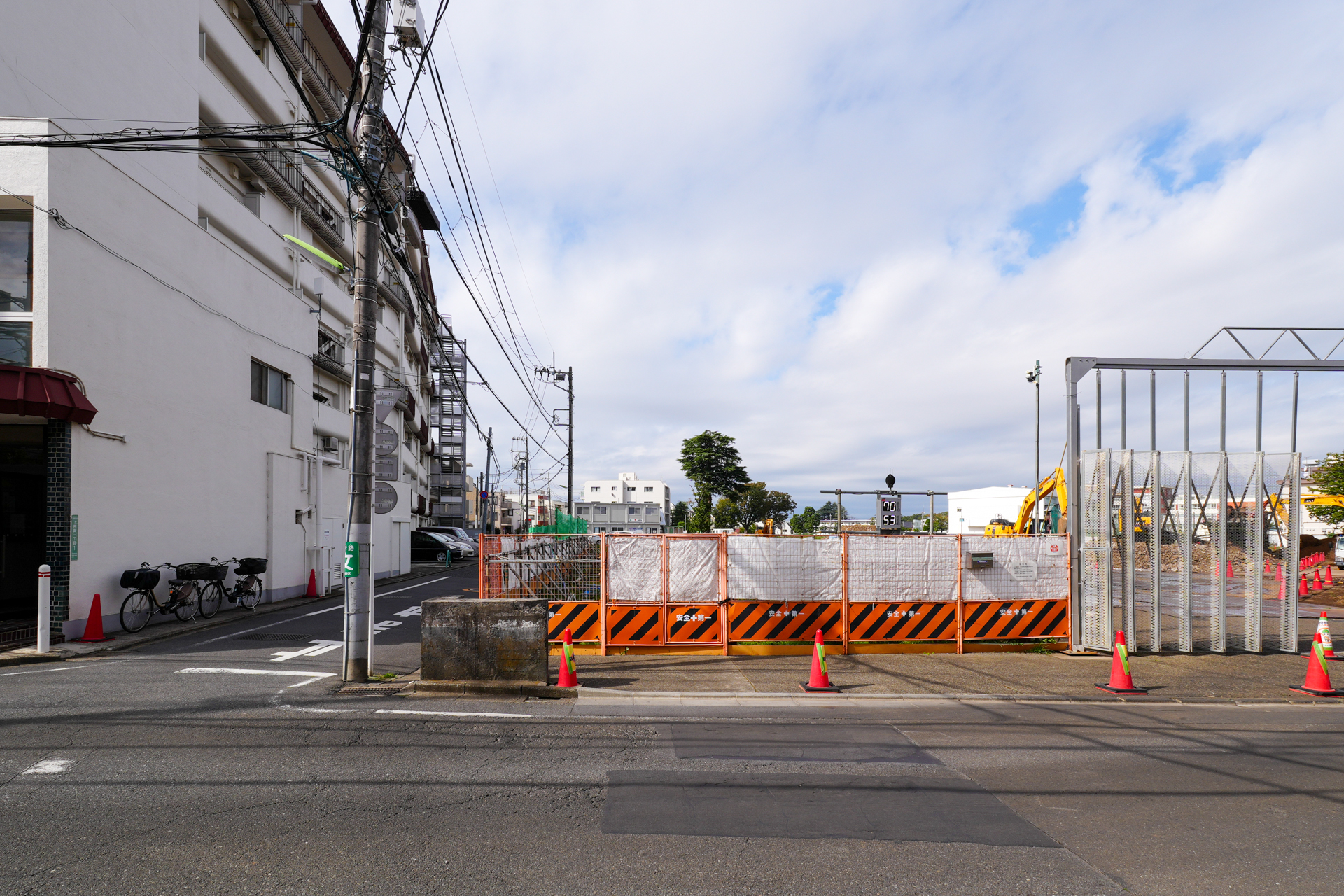 向かいは大規模な工事中